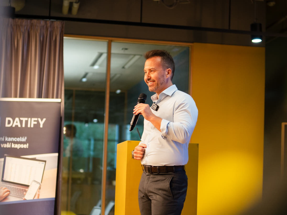 ATLAS Talks 2026 - Marek Mencl s mikrofonem během talku