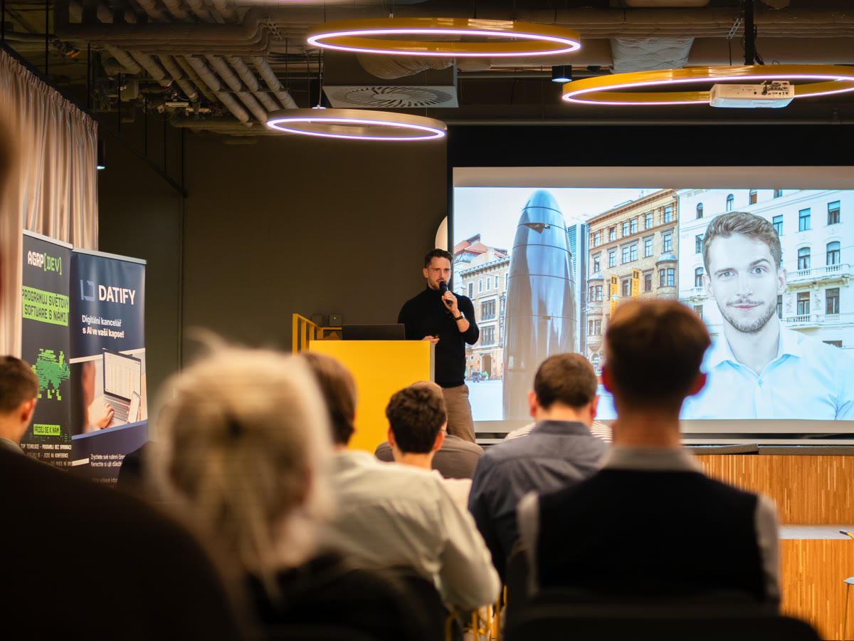 ATLAS Talks 2026 - Pohled do sálu na pódium a plátno