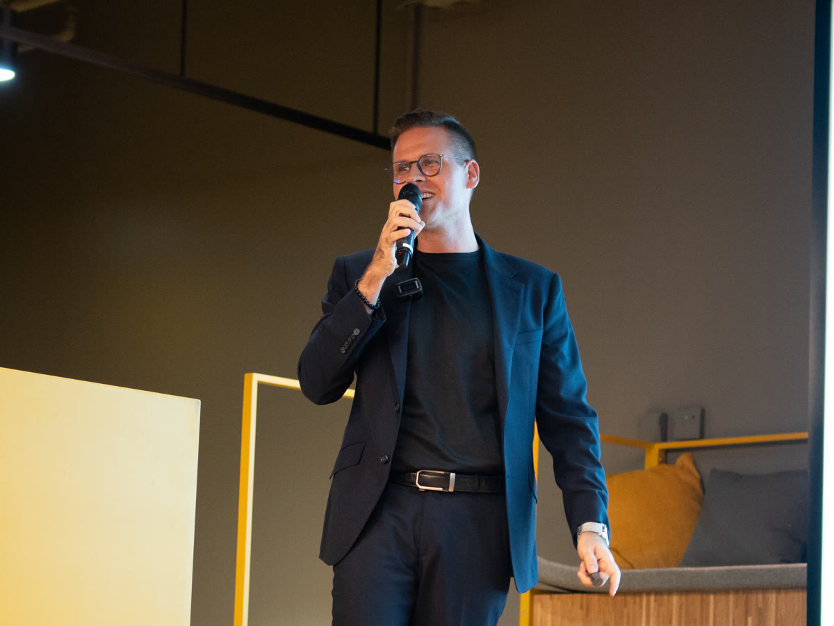 ATLAS Talks 2026 - František Školník s mikrofonem