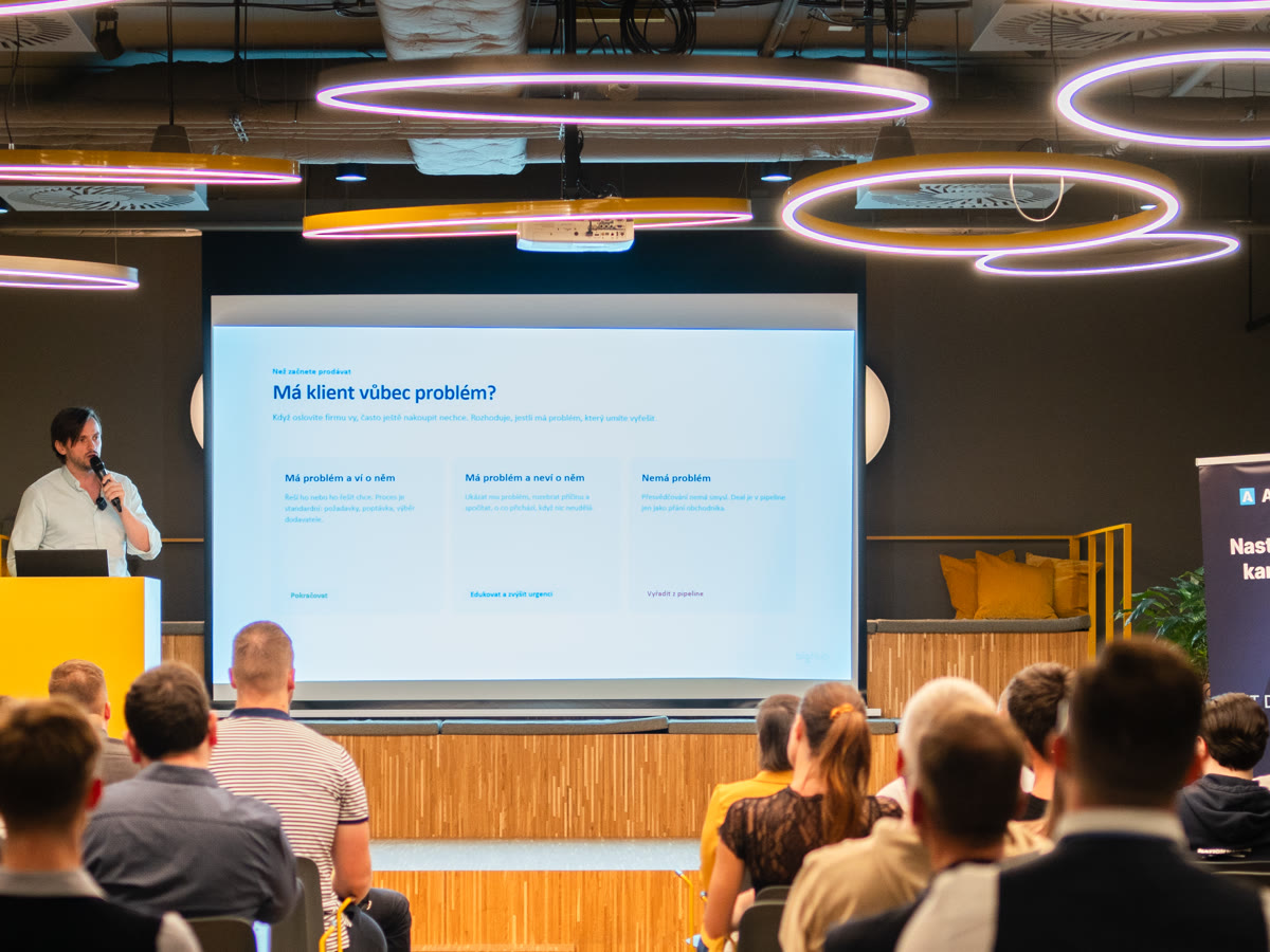 ATLAS Talks 2026 - Sál s plátnem a bannerem ATLAS GROUP