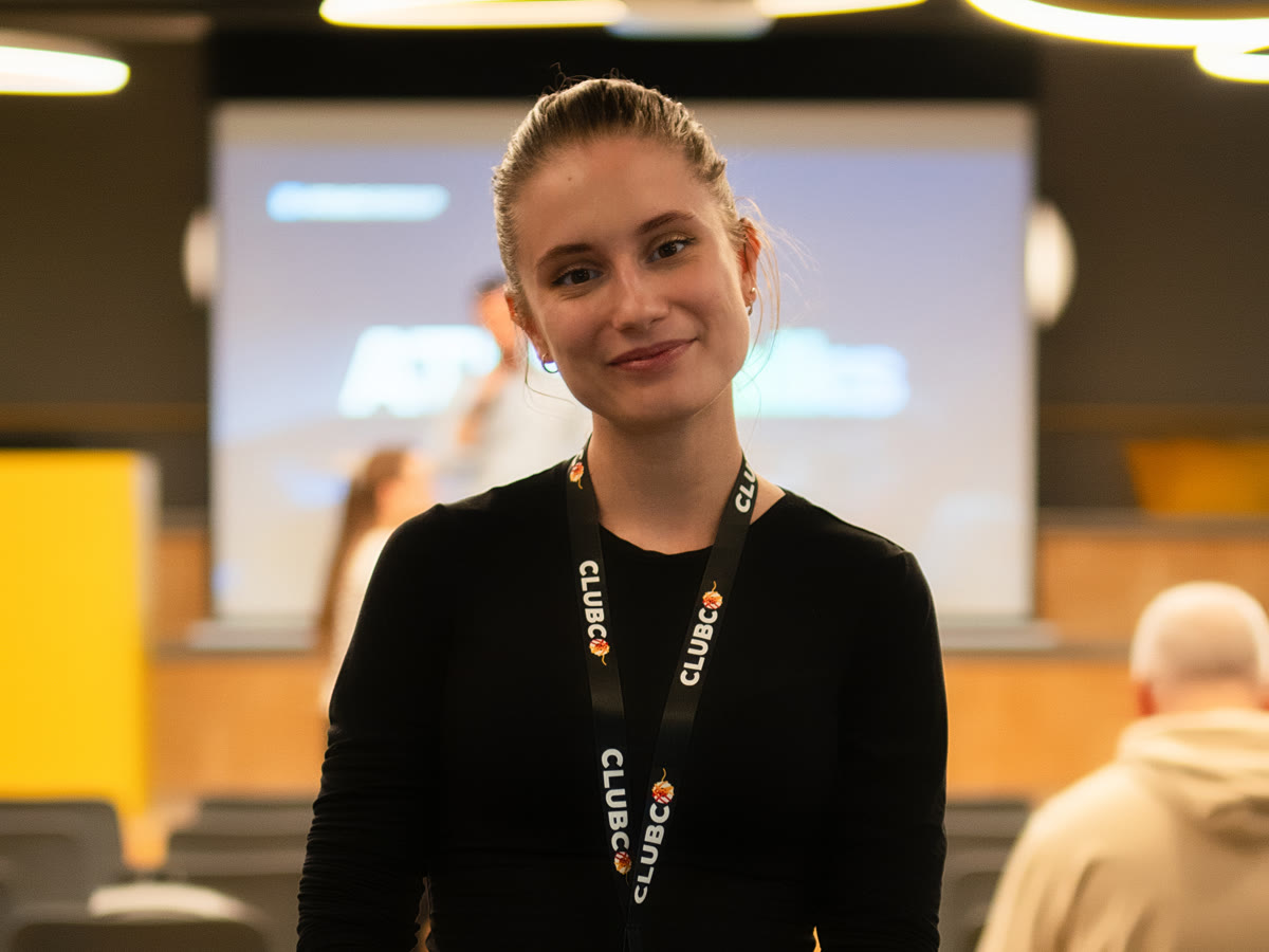 ATLAS Talks 2026 - Hosteska vítá hosty v sále