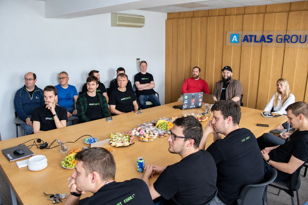 Tým AGRP[DEV] na společném setkání v zasedací místnosti